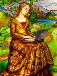 Bild im Kirchenfesnterlook mit Frau mit Laptop